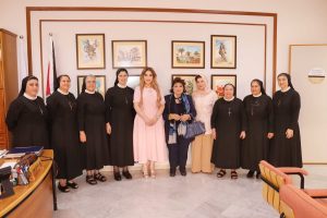 IMG-20250606-WA0027 الكاتبة والأديبة الدكتورة سارة السهيل تشارك روضة راهبات الوردية – مرج الحمام، في حفل تخرج كوكبة من طلاب الصف التمهيدي