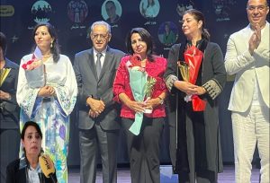 بالفيديو – تكريم اسطوري للاستاذة بديعة الراضي بحضور زعيم الحركة الشعبية محند العنصر في ليلة الوفاء لنساء متألقات في بلادي