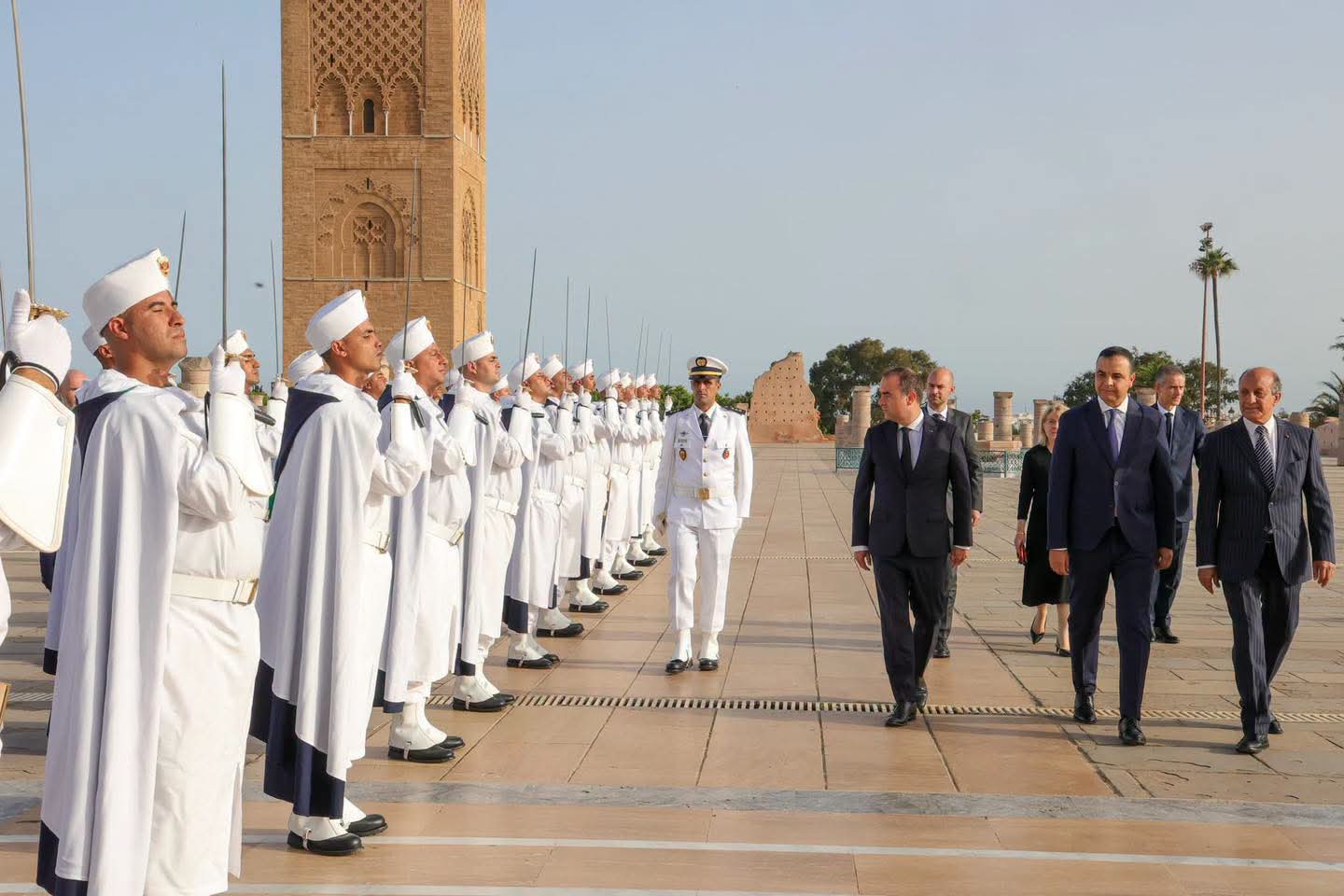 تفاصيل زيارة الوزير الأول الفرنسي، سيباستيان لوكورنو، والوفد المرافق له، لضريح محمد الخامس بالرباط