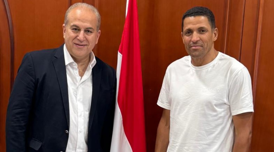 سفير مصر بالمغرب يستقبل الحسين عموتة قبل توجهه إلى القاهرة لتولي تدريب النادي الأهلي